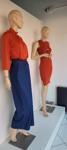 Look em vermelho com calça jeans de cintura alta em manequins