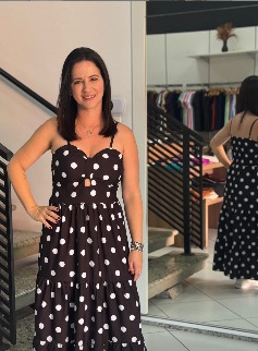 Vestido midi de bolinhas em tom marrom e branco
