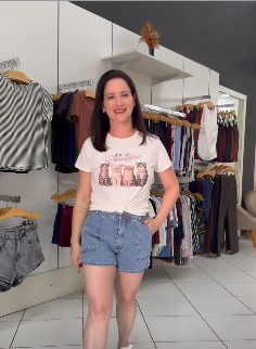 Look com camiseta branca estampada e short jeans