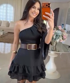 Vestido preto de alças com cintura ajustada e saia com babado