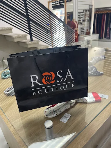 Sacola preta com a marca Rosa Boutique
